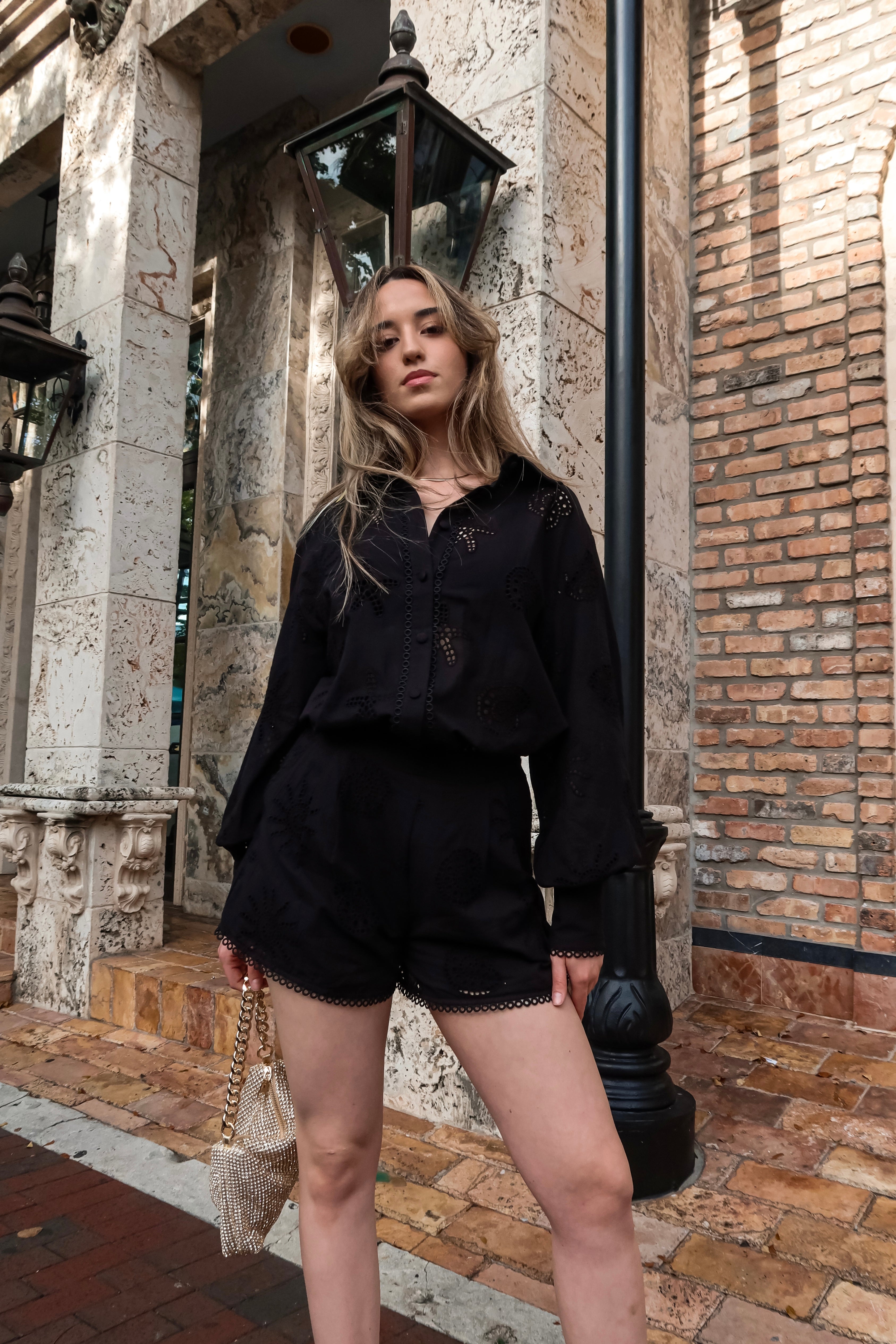 COURTYARD EYELET TOP BLACK