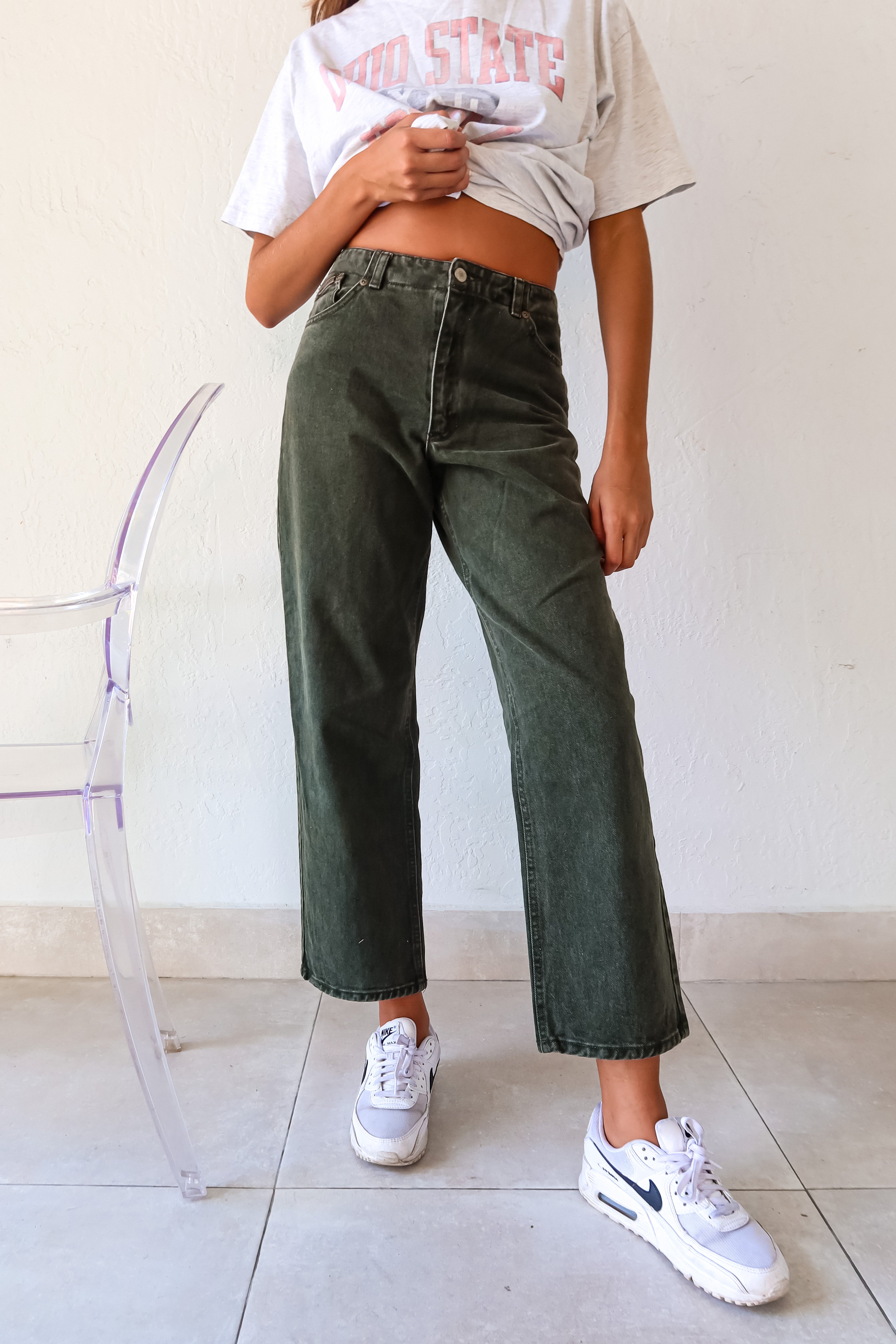 With DAWSON'S CREEK VINTAGE JEANS, embrace classic style and superior craftsmanship. Made in the USA from 100% cotton, these iconic Hunter denim jeans feature front and rear pockets with a reliable button zipper closure. Designed to fit XS-S, these vintage jeans exude timeless appeal.