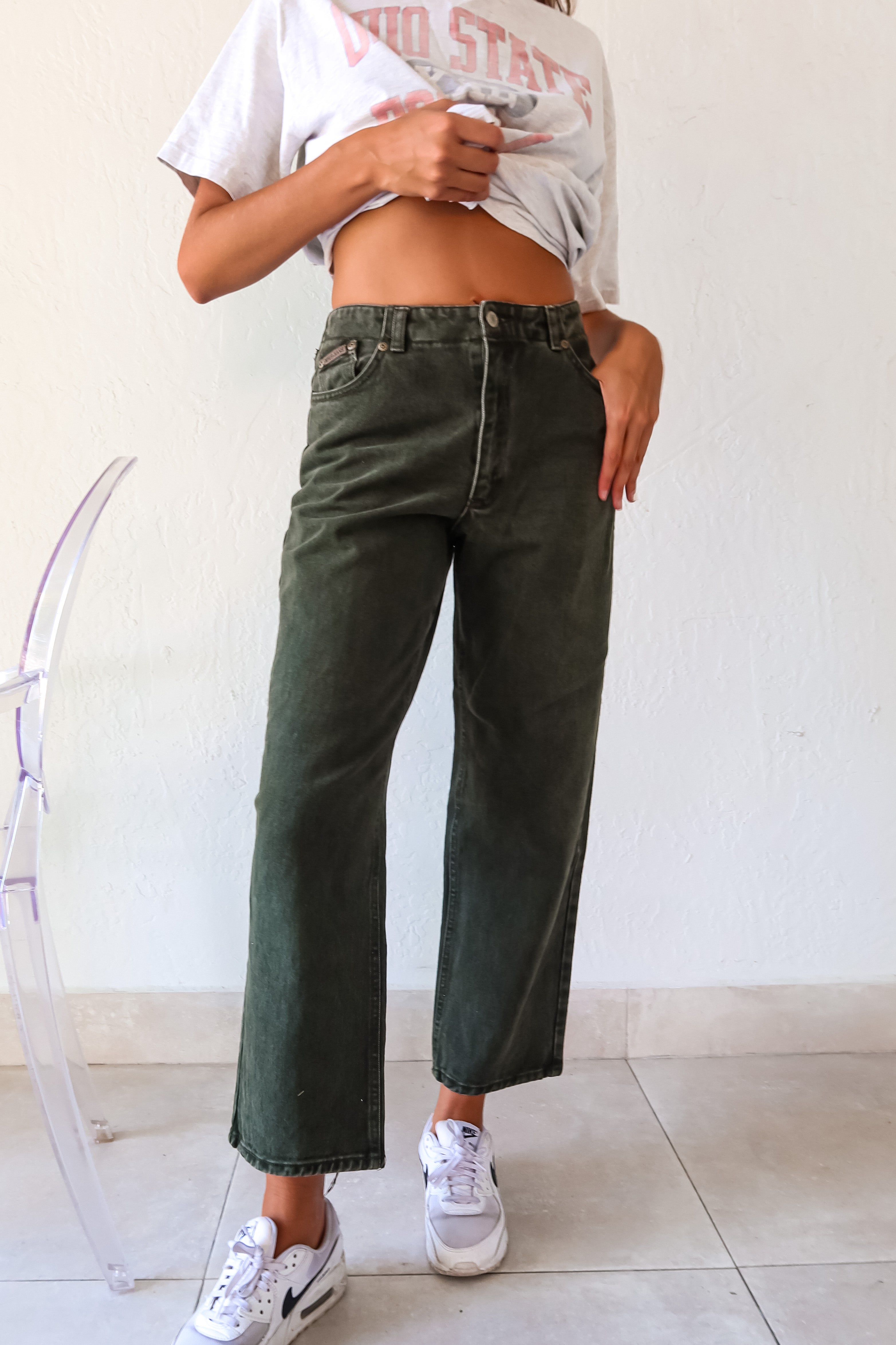 With DAWSON'S CREEK VINTAGE JEANS, embrace classic style and superior craftsmanship. Made in the USA from 100% cotton, these iconic Hunter denim jeans feature front and rear pockets with a reliable button zipper closure. Designed to fit XS-S, these vintage jeans exude timeless appeal.