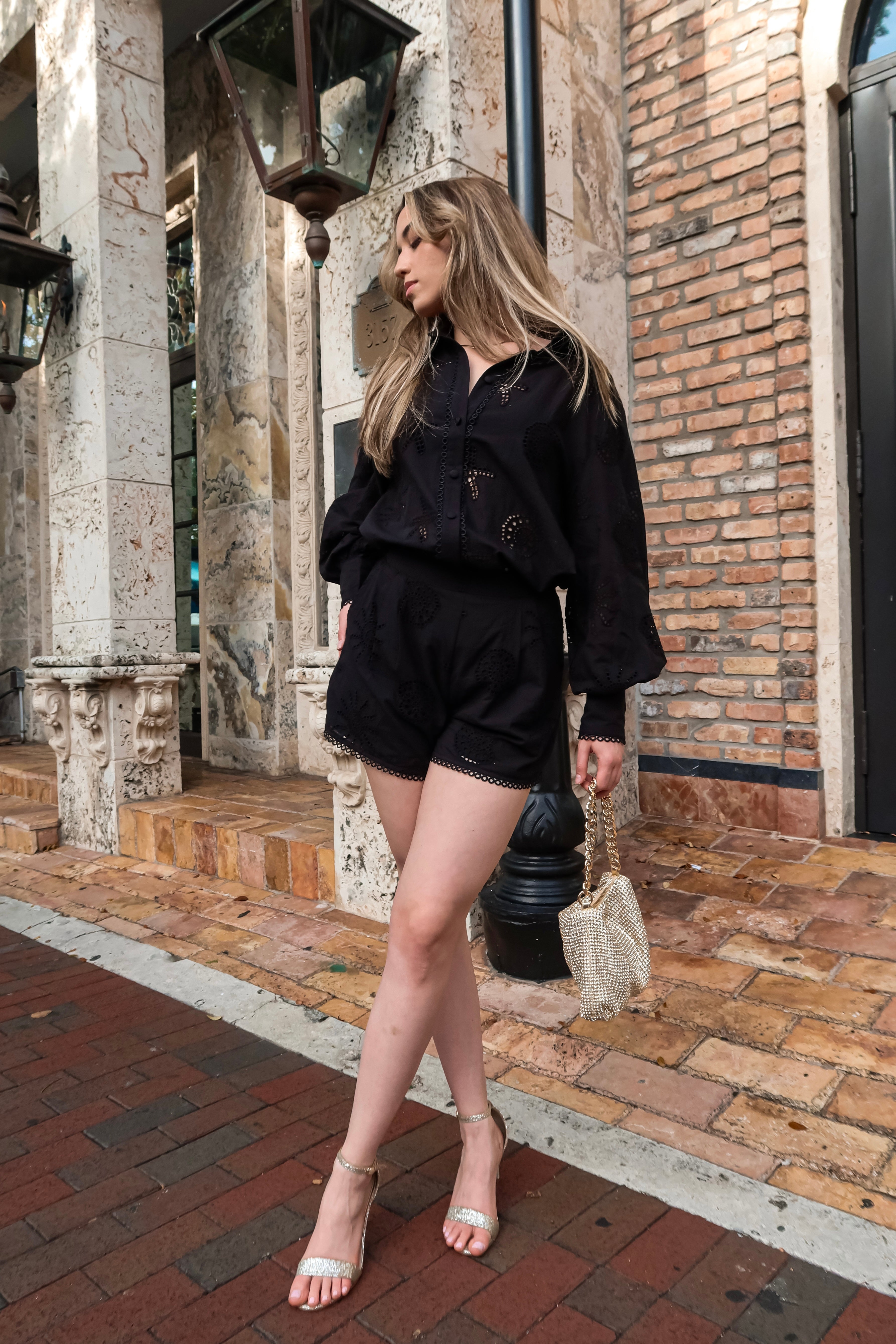 COURTYARD EYELET TOP BLACK