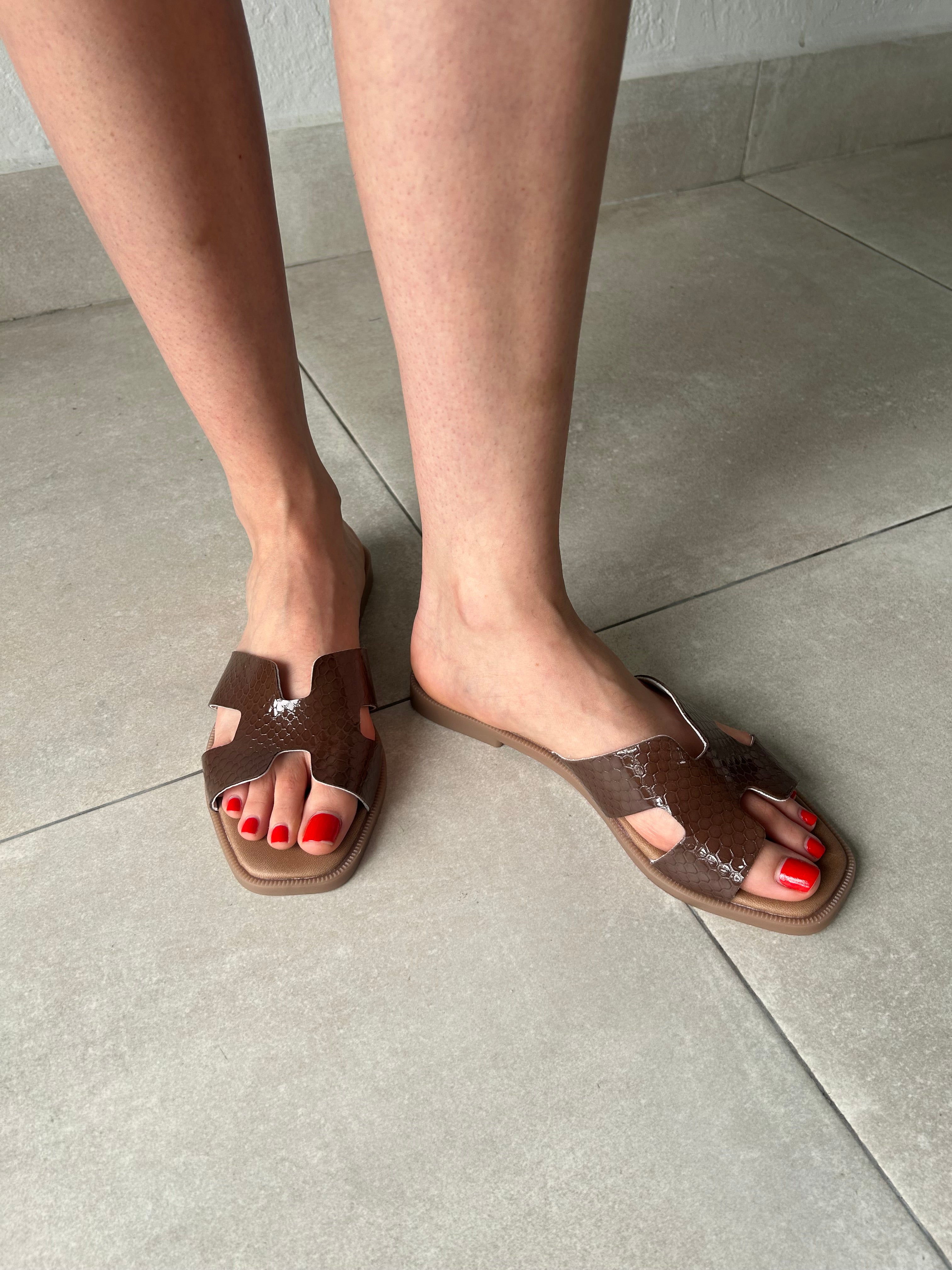 LEATHER T SANDAL - HONEY BROWN