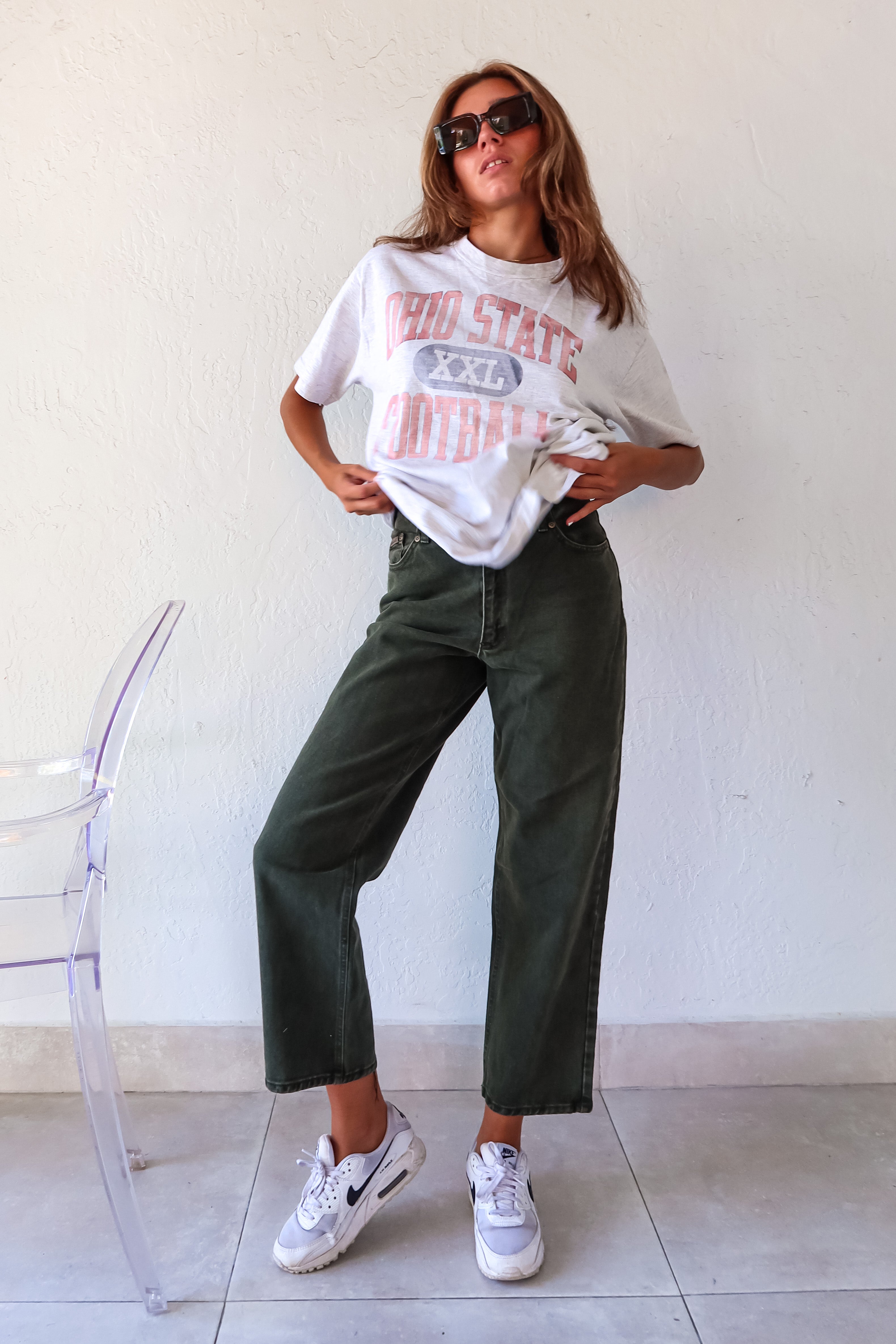 With DAWSON'S CREEK VINTAGE JEANS, embrace classic style and superior craftsmanship. Made in the USA from 100% cotton, these iconic Hunter denim jeans feature front and rear pockets with a reliable button zipper closure. Designed to fit XS-S, these vintage jeans exude timeless appeal.