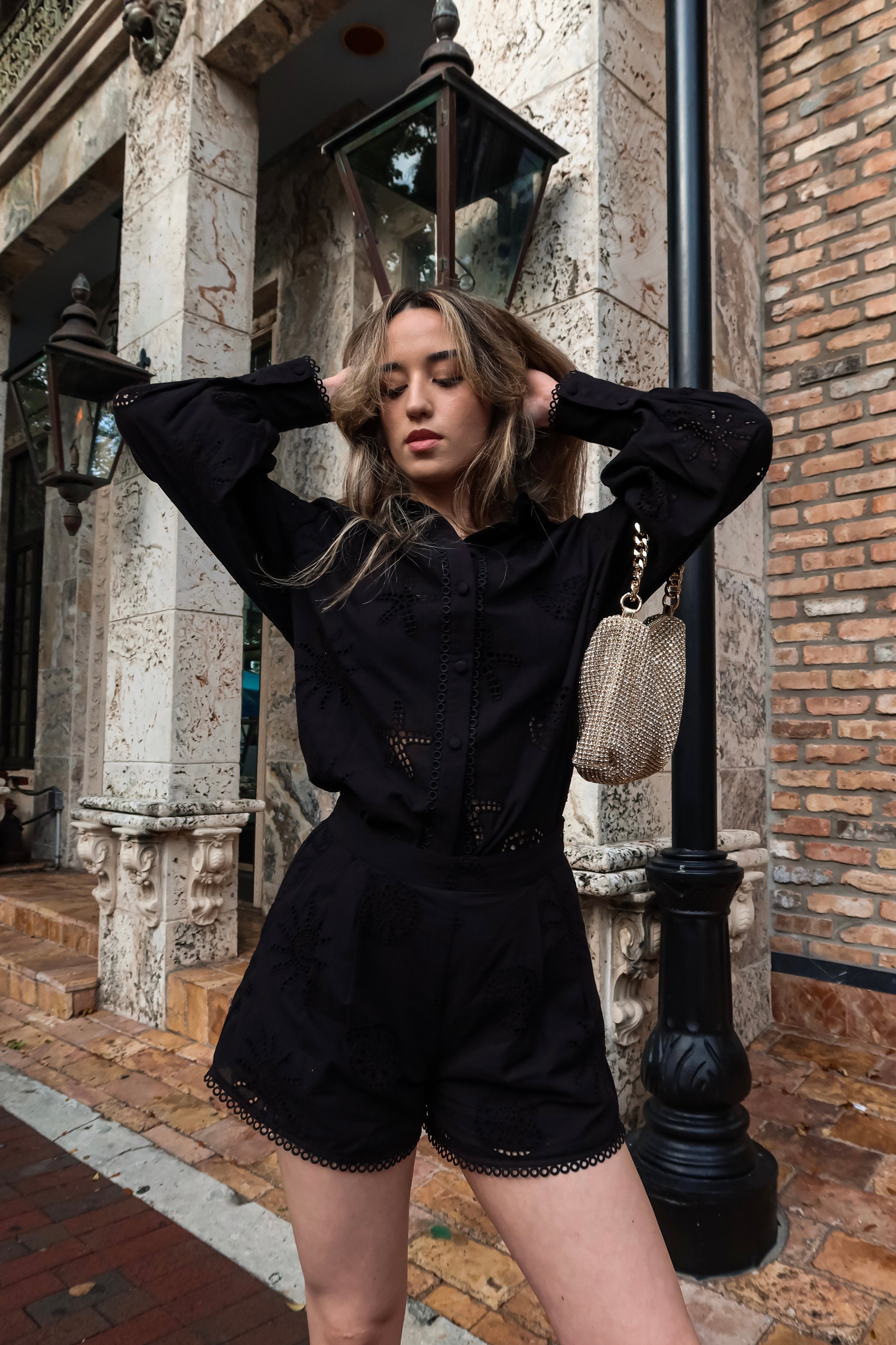 COURTYARD EYELET TOP BLACK