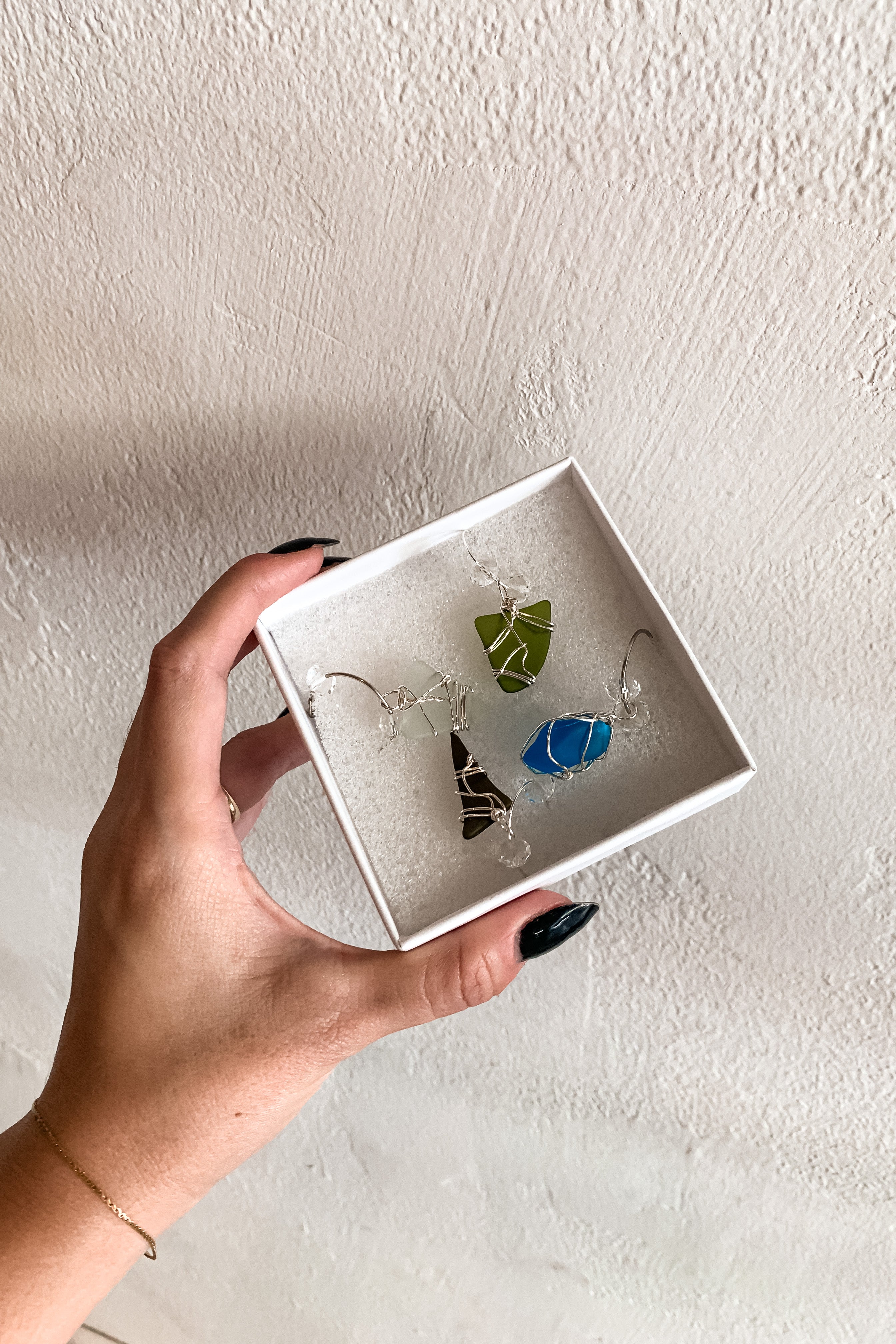 HANDMADE SEA GLASS WINE CHARM SET