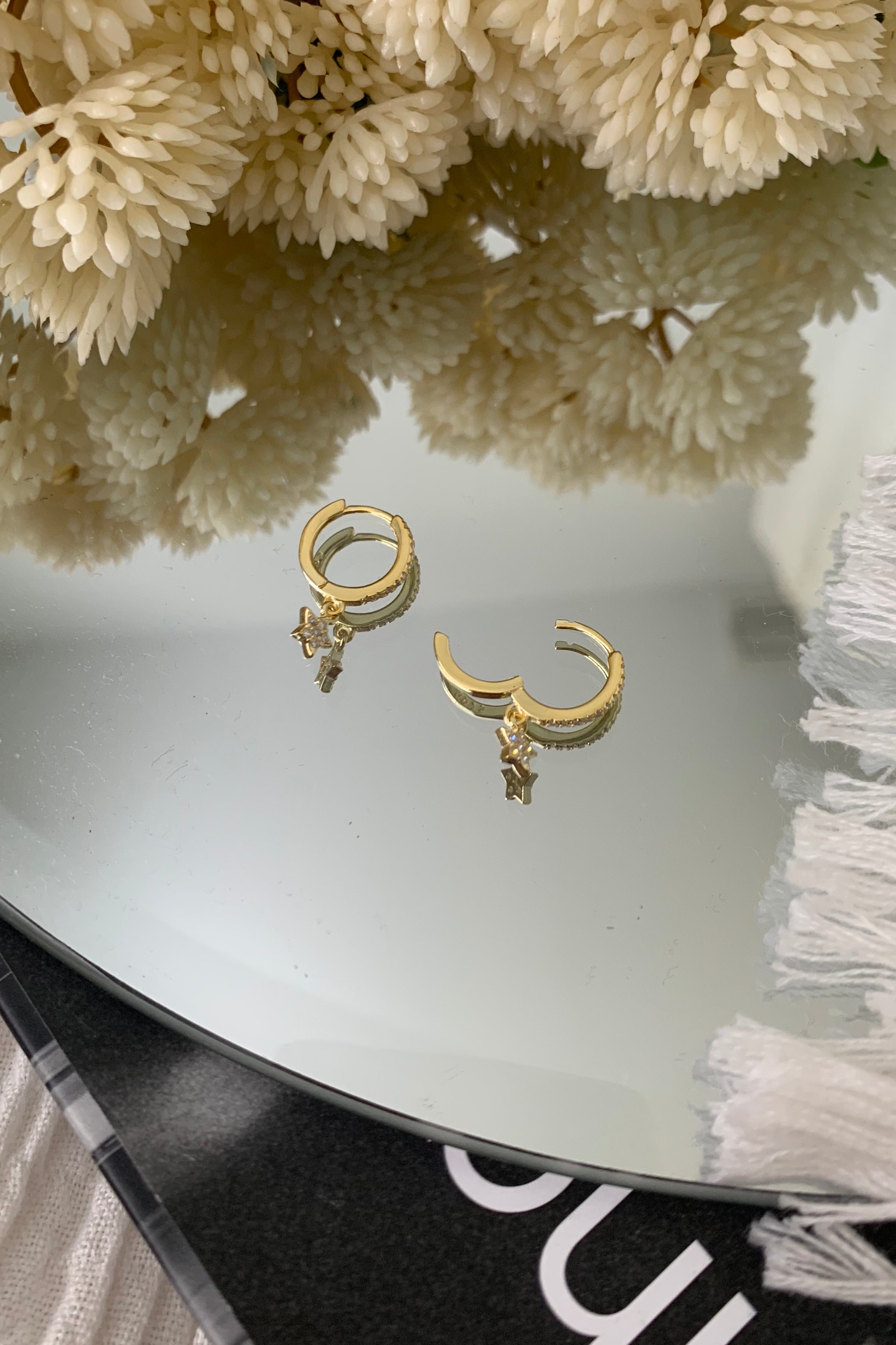 Shine like a star with our MINI STARS EARRING! Made of gold-plated sterling silver, these 2 cm hoop wire earrings add a touch of glamour to any outfit. Plus, with a secure earring closure, you won't have to worry about losing your style!