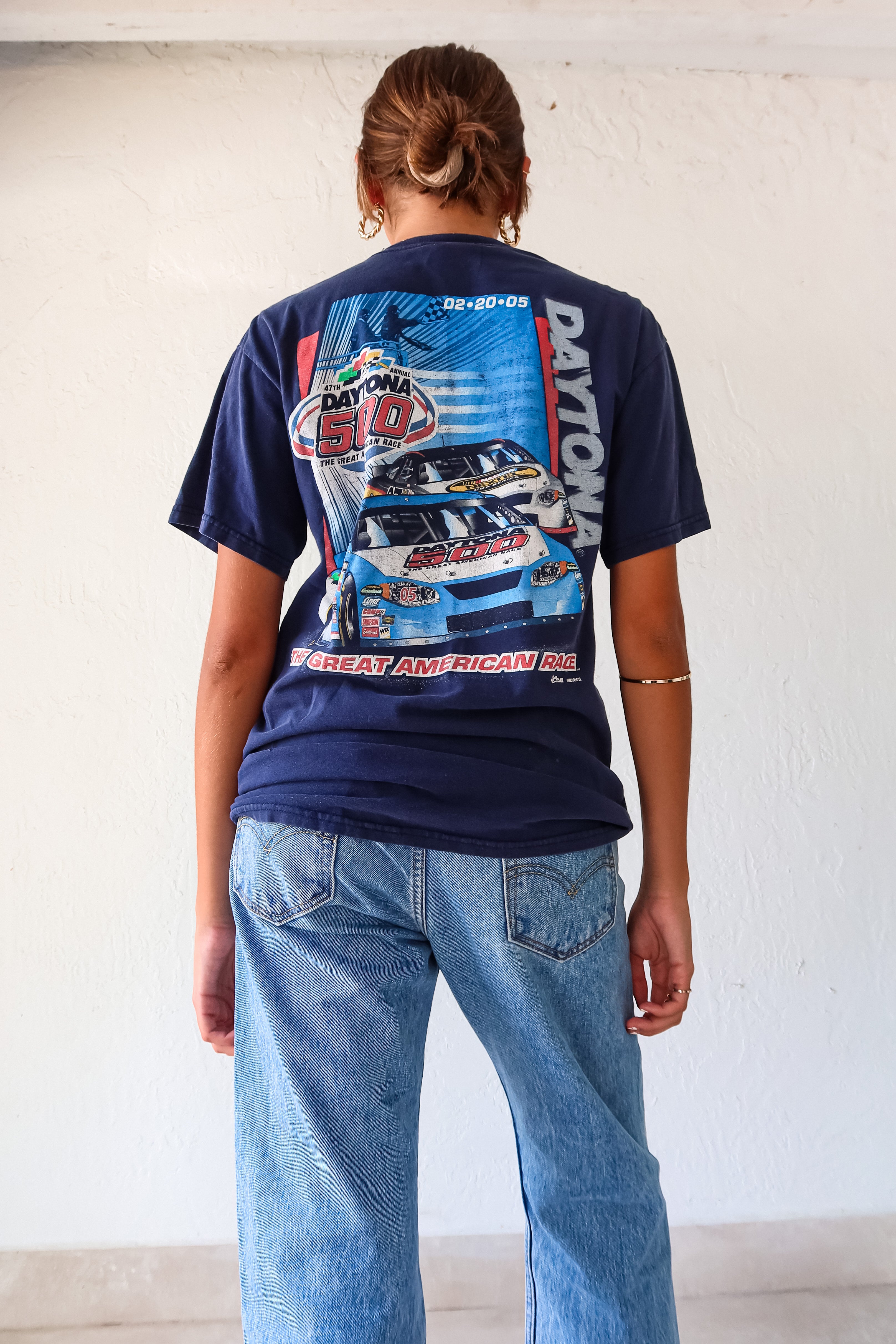 Rev up your style with the DAYTONA 500 VINTAGE TEE. This 05' Nascar tee features a front chest pocket with the iconic Daytona logo and a cool back design of a race car. Made of 100% cotton, it's perfect for sizes S-L. Get ready to race in comfort and style!