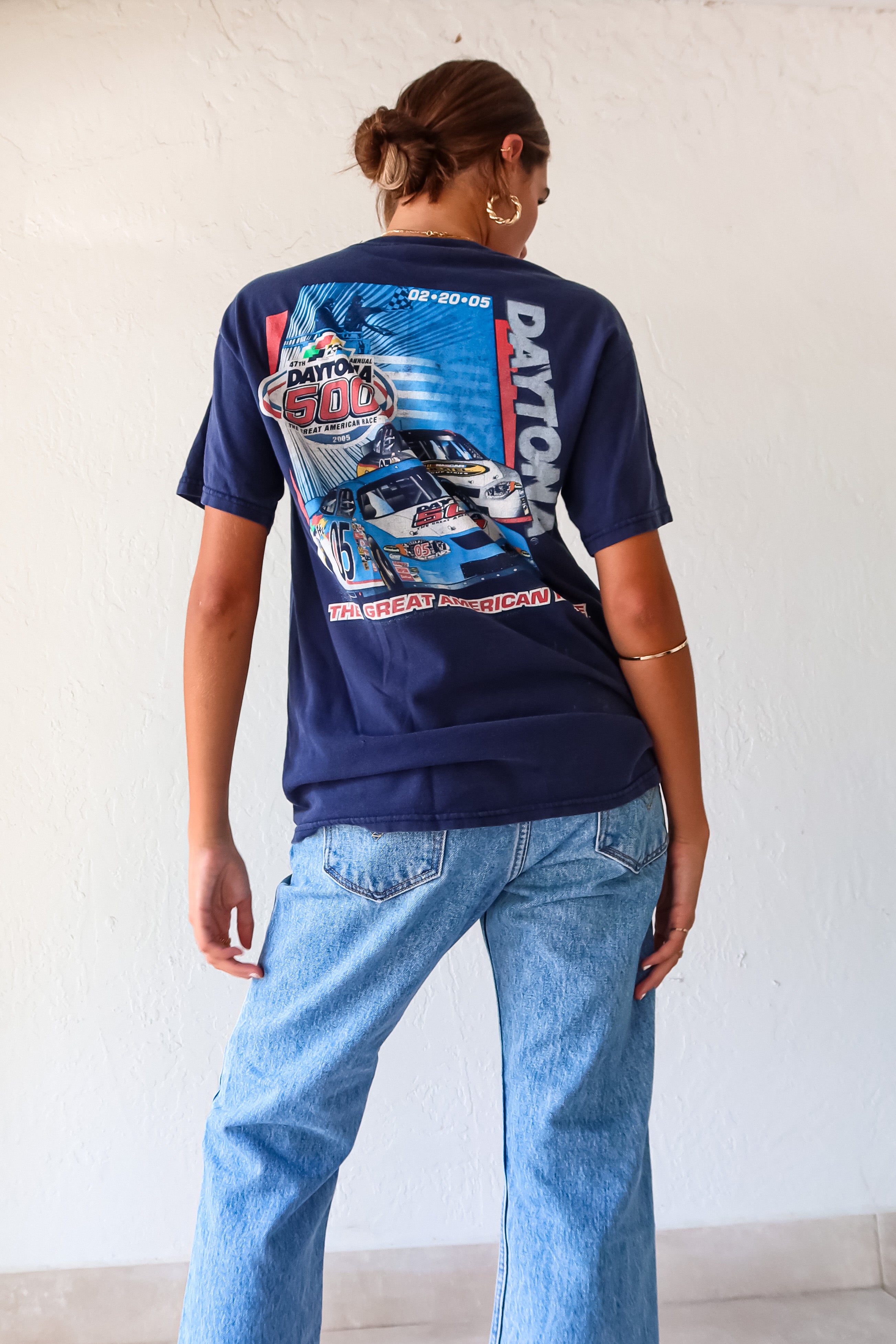 Rev up your style with the DAYTONA 500 VINTAGE TEE. This 05' Nascar tee features a front chest pocket with the iconic Daytona logo and a cool back design of a race car. Made of 100% cotton, it's perfect for sizes S-L. Get ready to race in comfort and style!