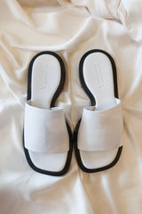 The LONZA LEATHER SANDAL: a white leather sandal with a comfortable fit. Perfect for strolling in style, these sandals boast a secure leather strap and will be your go-to choice for all-day comfort. Step out confidently with these sleek and stylish sandals!