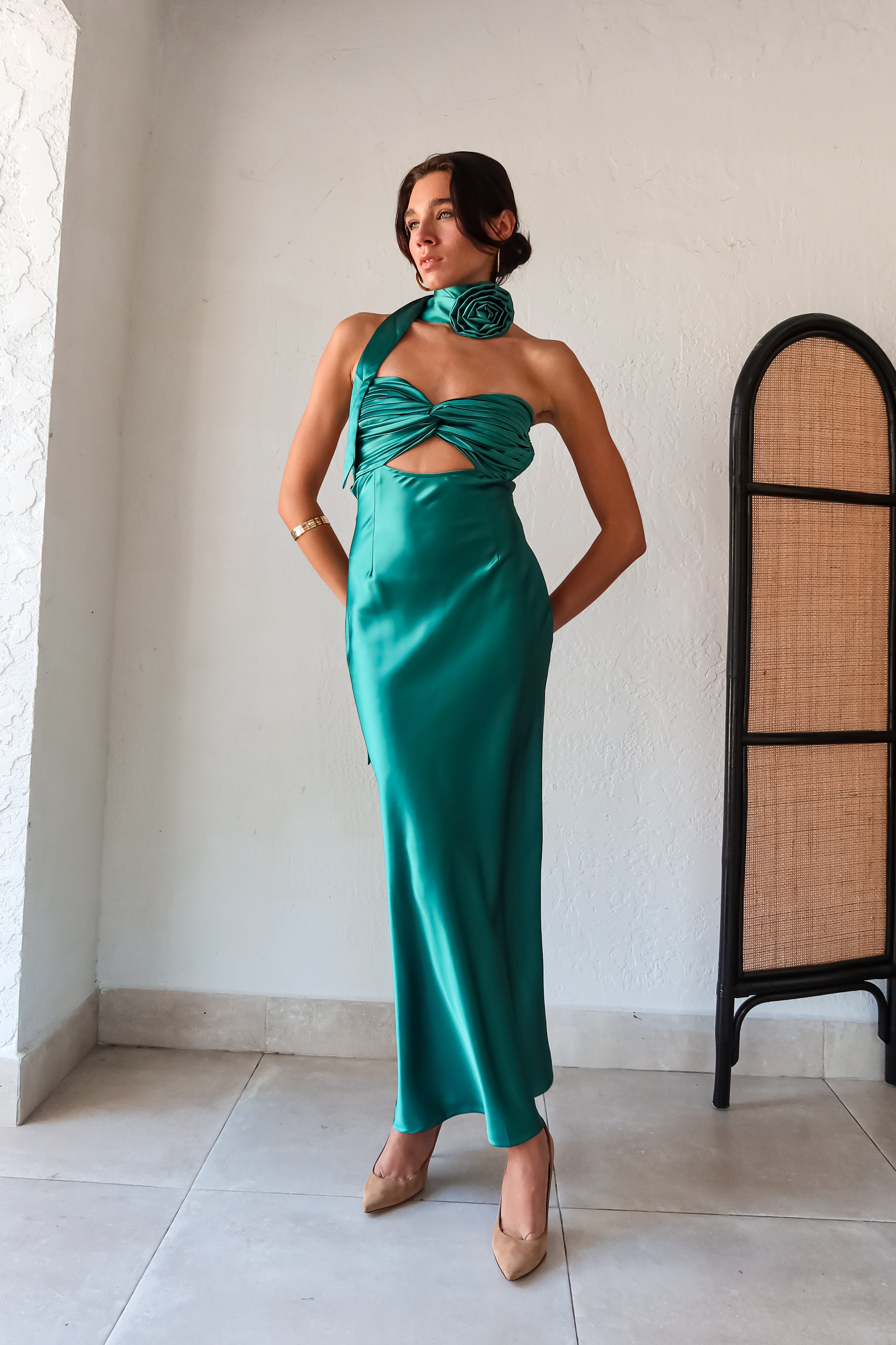 The LE FLEUR SATIN MAXI is a jewel green dress that will have you shining like a gem. Its strapless design features a pleated twisted bust, adding a touch of elegance. For a unique look, the optional flower choker scarf can be added. The open back detailing and side zipper closure make for easy wear. Get ready to turn heads in this stunning dress!