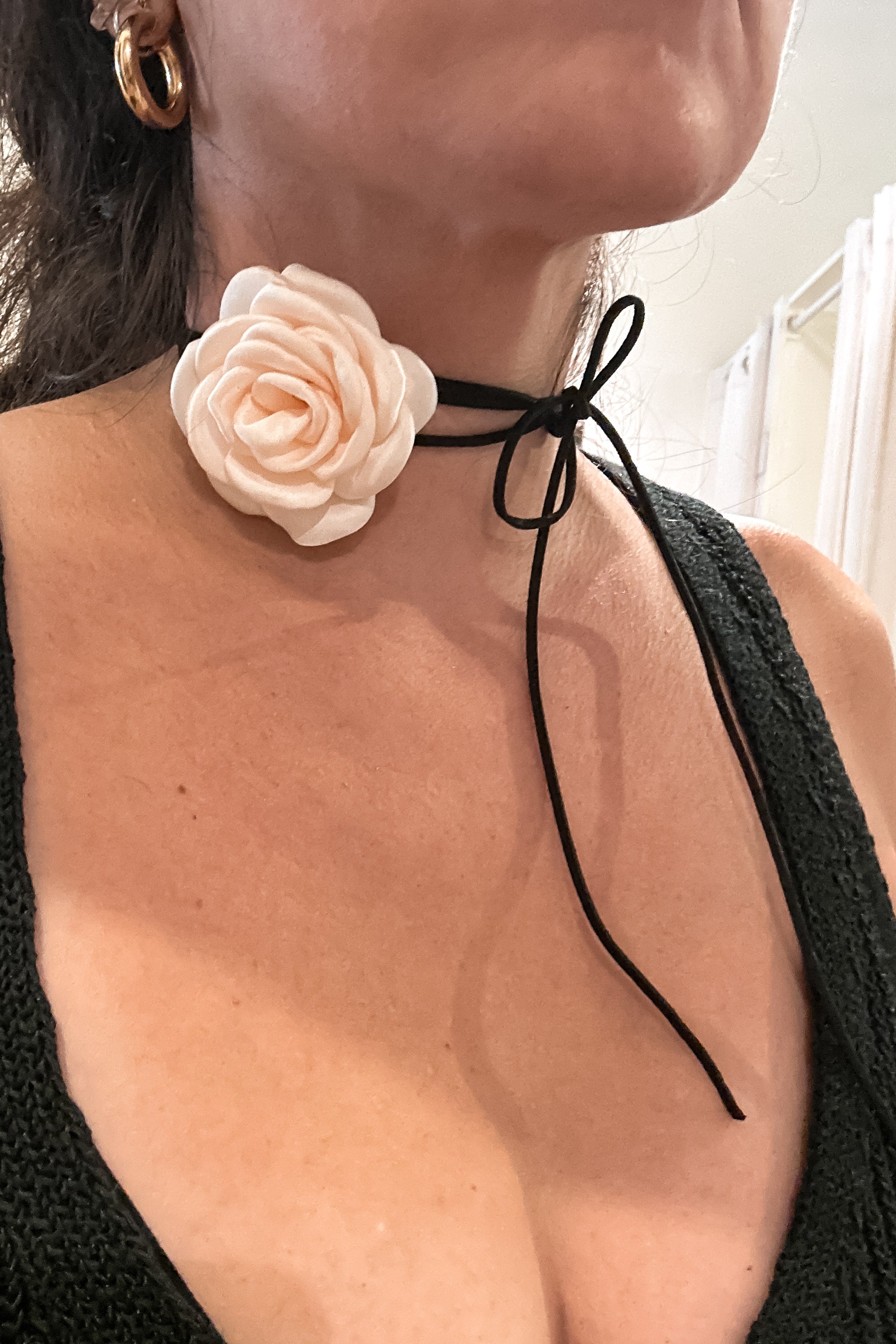 Unleash your inner flower child with our LE FLEUR CHOKER! This choker is the perfect mix of edgy and feminine, featuring a off white flower and black faux suede string. Whether you wear it as a necklace or belt, this versatile piece will add a touch of fun to any outfit.