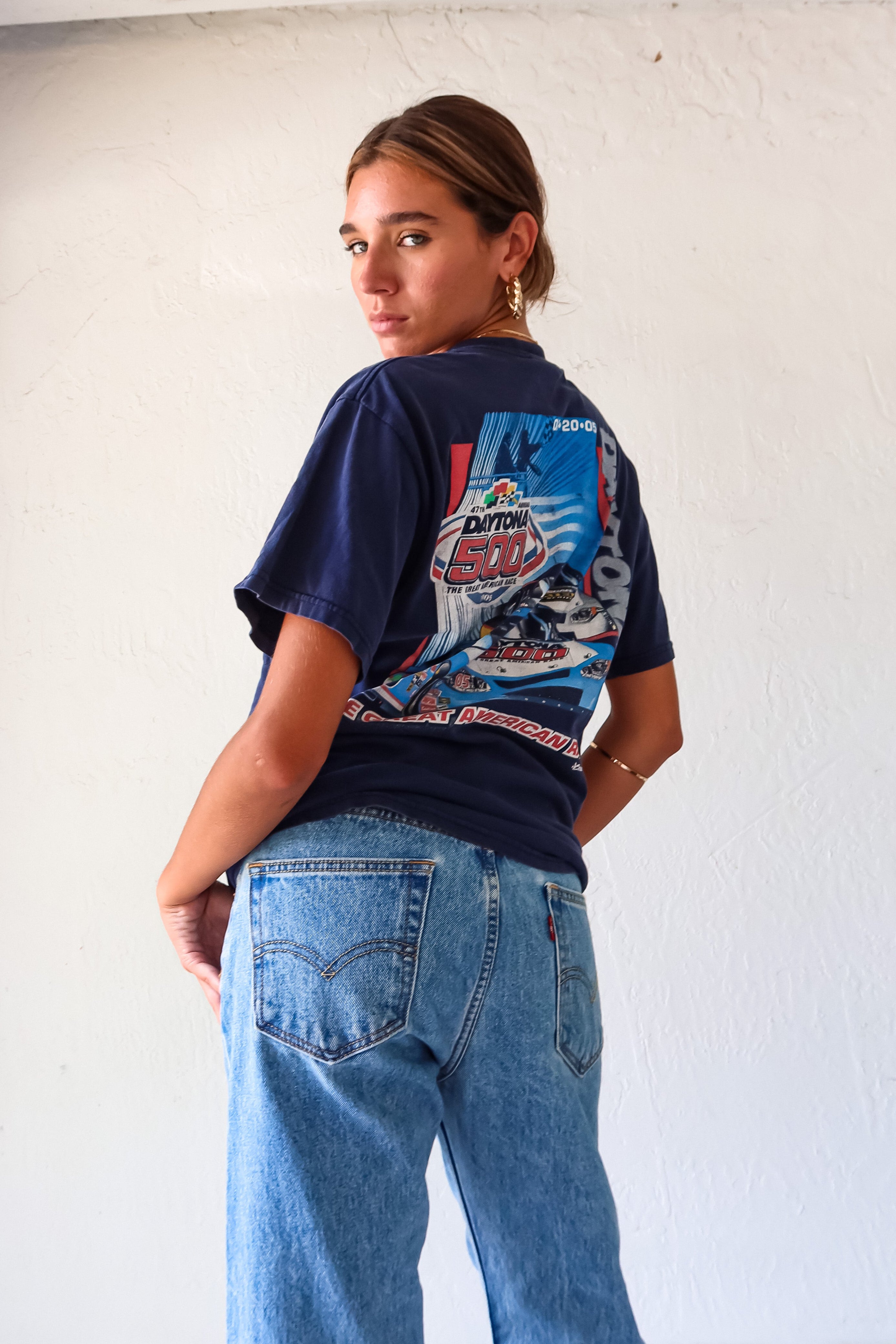 Rev up your style with the DAYTONA 500 VINTAGE TEE. This 05' Nascar tee features a front chest pocket with the iconic Daytona logo and a cool back design of a race car. Made of 100% cotton, it's perfect for sizes S-L. Get ready to race in comfort and style!