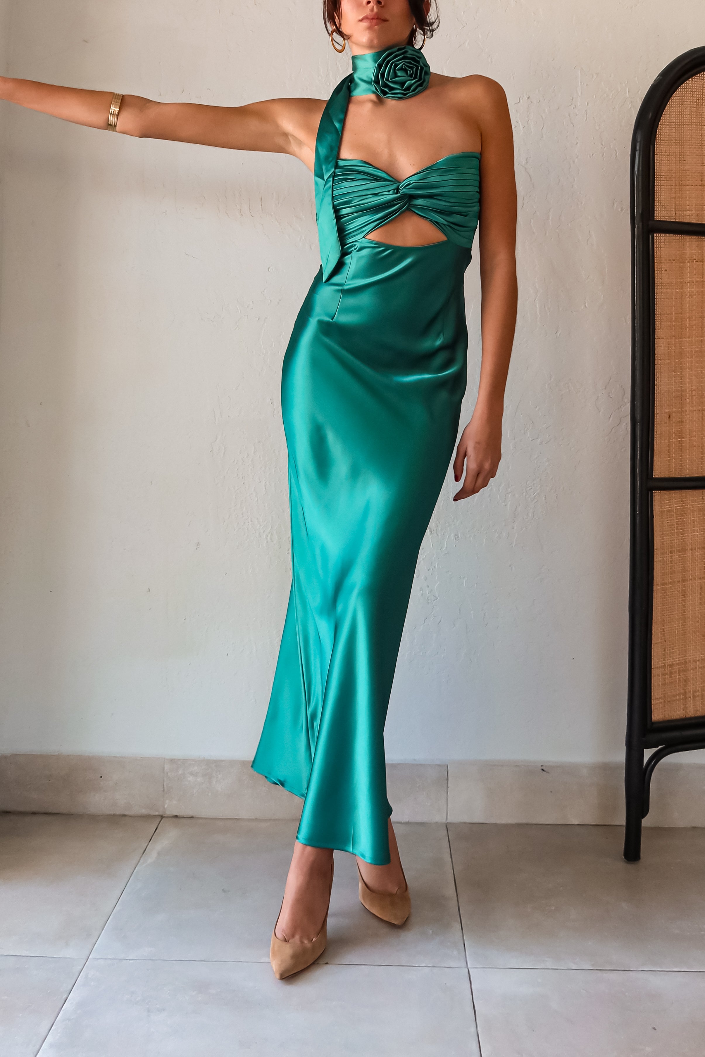 The LE FLEUR SATIN MAXI is a jewel green dress that will have you shining like a gem. Its strapless design features a pleated twisted bust, adding a touch of elegance. For a unique look, the optional flower choker scarf can be added. The open back detailing and side zipper closure make for easy wear. Get ready to turn heads in this stunning dress!