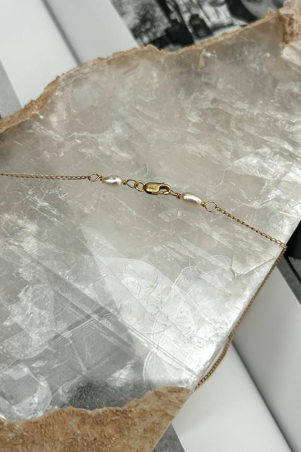 Introducing MY STATE NECKLACE, a gold plated over sterling silver necklace with a charming Florida charm and elegant pearl bead detail at closure. Say goodbye to tarnishing and allergies, and hello to a stylish, durable accessory. Show off your state pride with a touch of luxury!