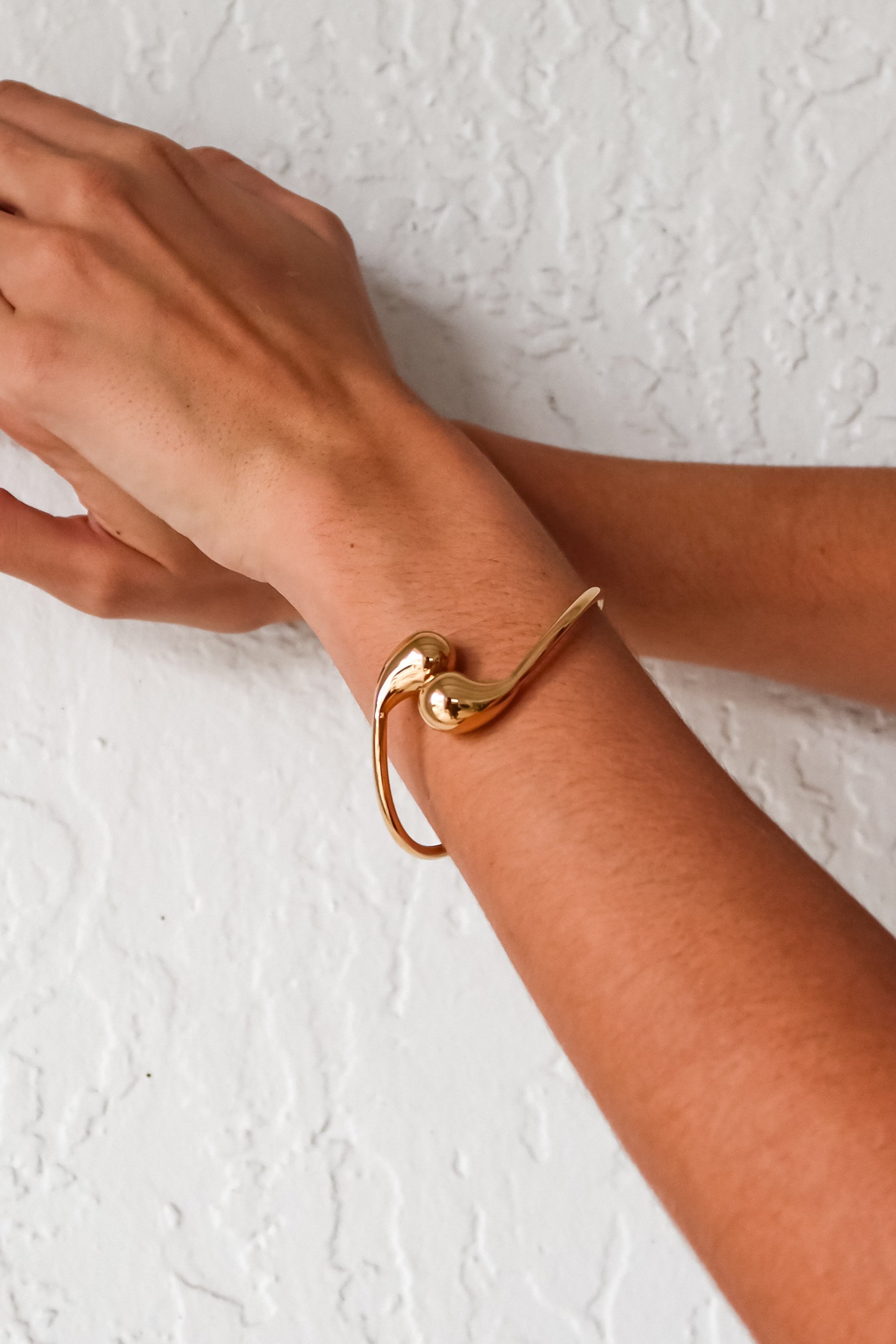 Sleek, stylish, and hypoallergenic, the ST Teardrop Bracelet is perfect for all-day wear. Made with gold plated over sterling silver, its teardrop closure design ensures a secure fit. Plus, it's tarnish resistant, so you can enjoy its beauty for years to come. Add a touch of elegance to any outfit with this must-have accessory.
