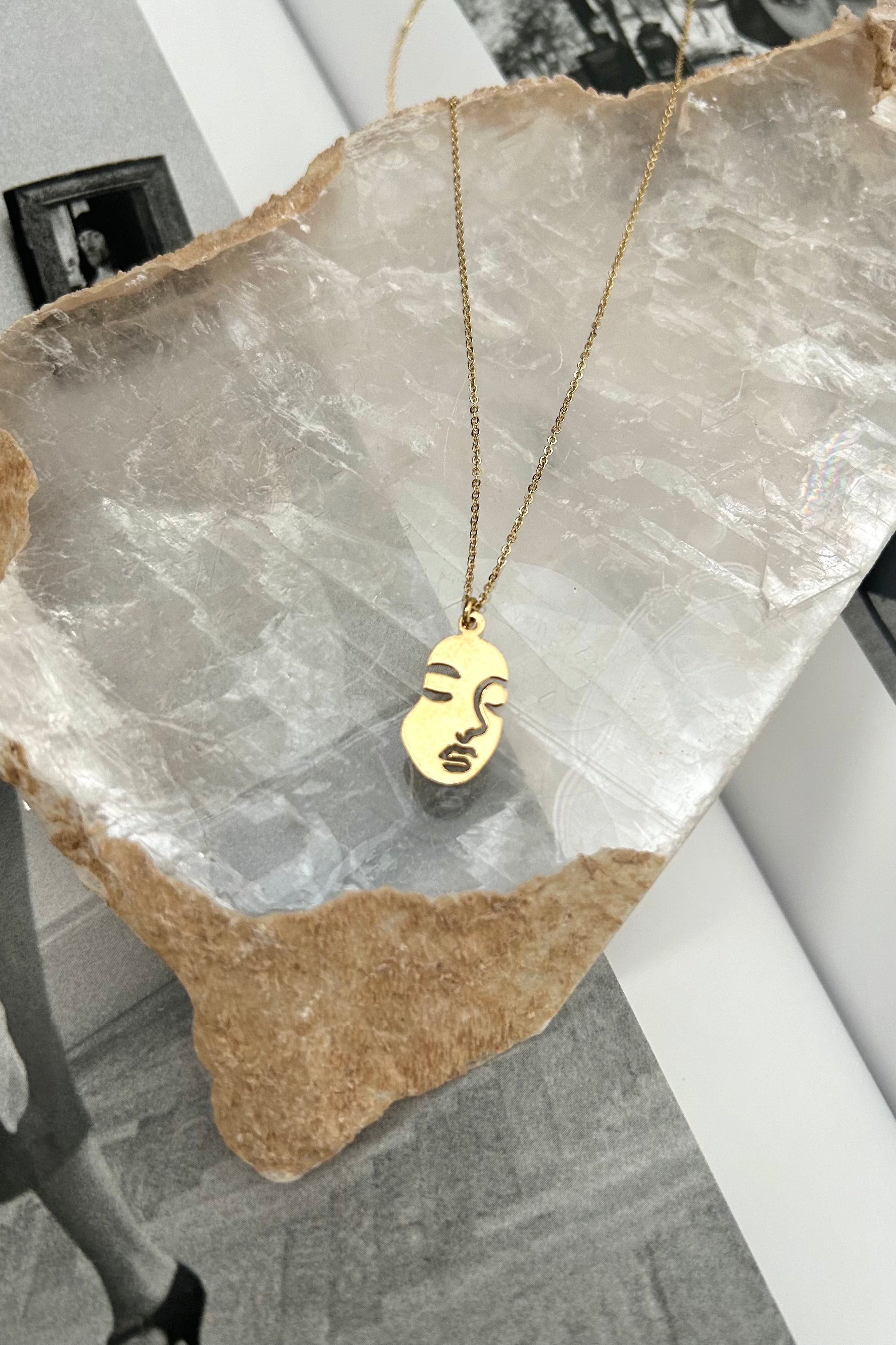 Unleash your inner muse with this gold plated necklace made from sterling silver. The delicate charm adds a touch of inspiration and is tarnish resistant, staying brilliant for longer. Hypoallergenic for sensitive skin. Elevate your style with MUSE NECKLACE!