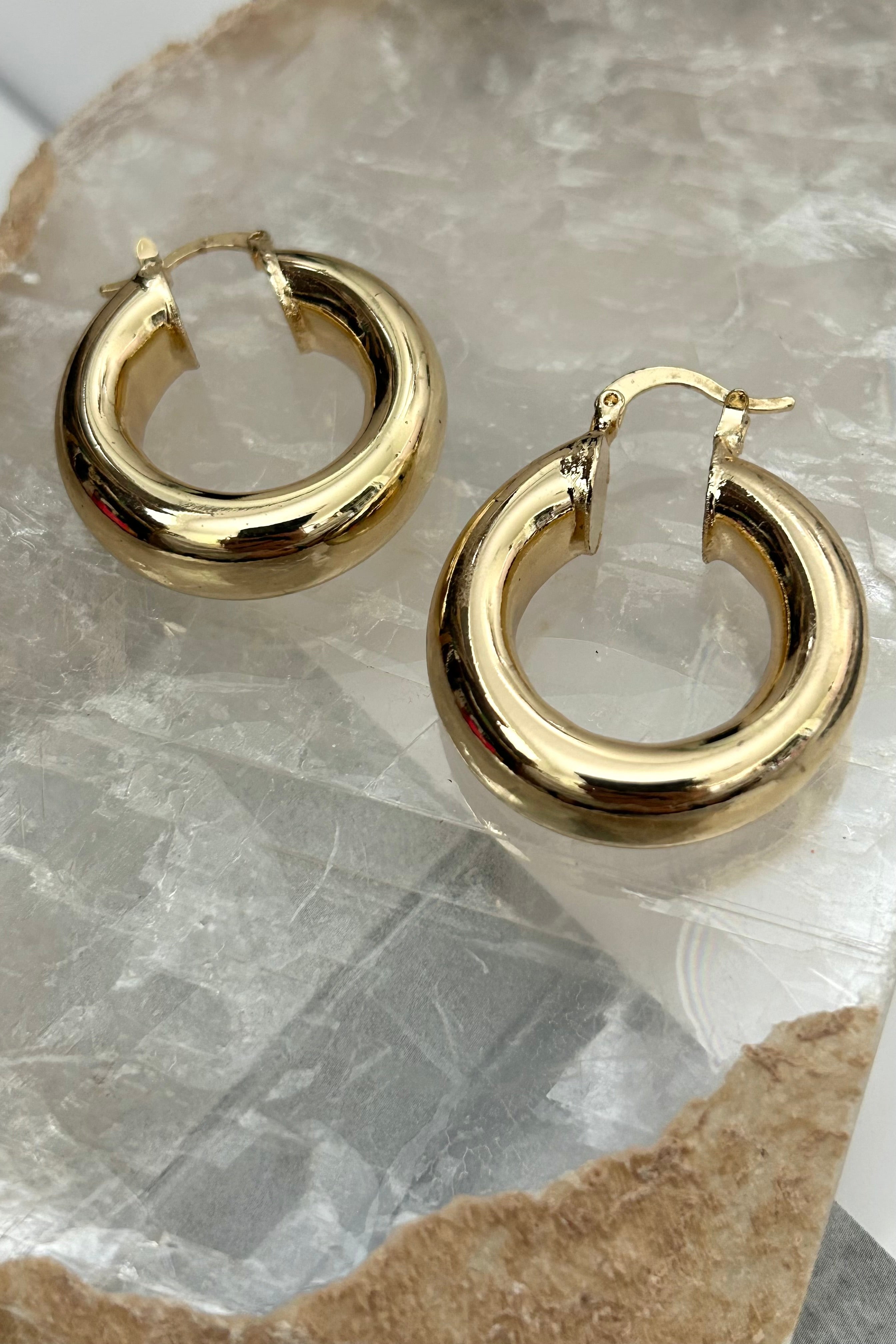 Spice up your earring game with our GF HOLLOW HOOP EARRING. Made with gold-plated sterling silver, these hoops offer style and durability. Plus, they are tarnish resistant and hypoallergenic for worry-free wear. Shine on with confidence in these must-have earrings.