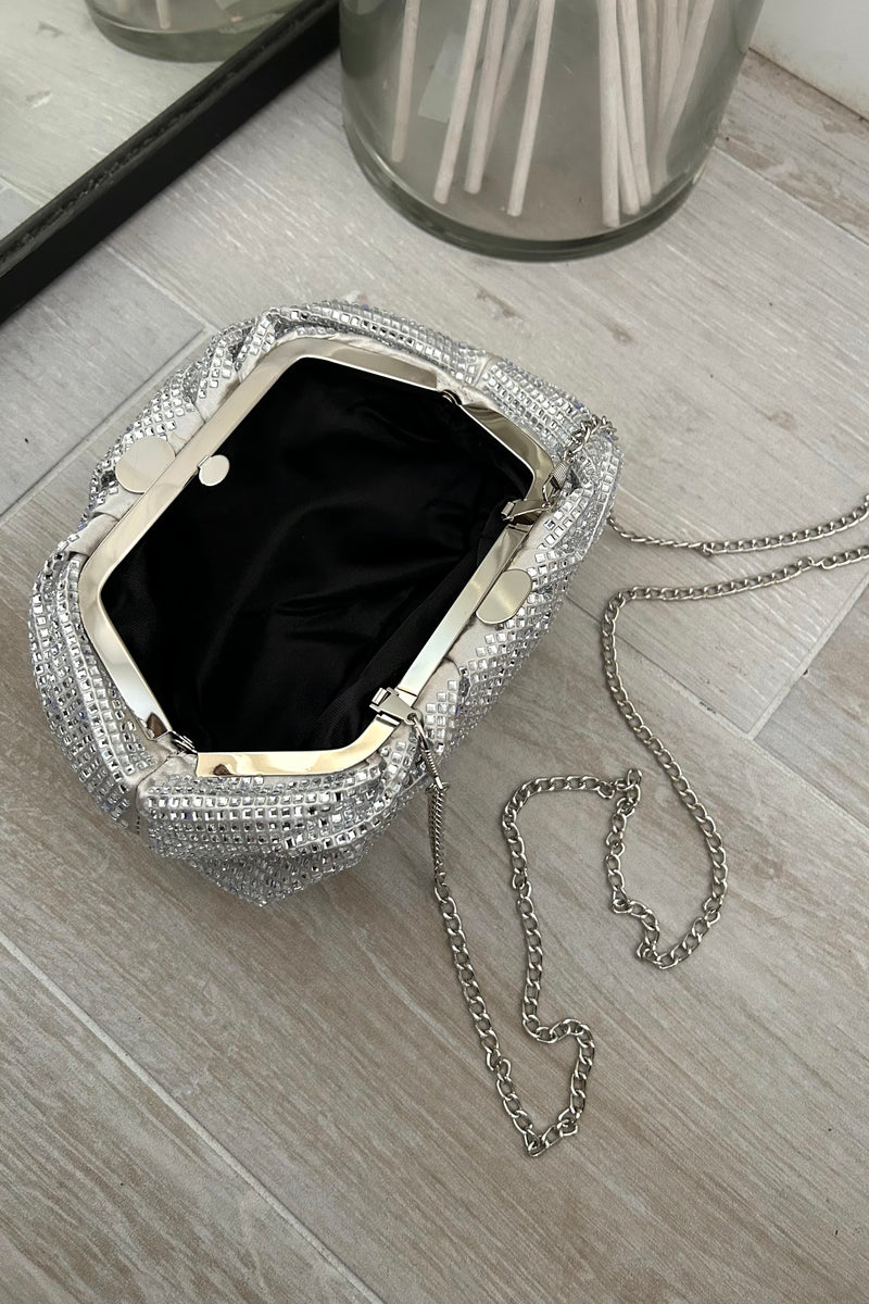 This Silver Rhinestone Pouch Bag will add some sparkle to your life! With its clip closure and removable shoulder strap, it's both practical and stylish. Perfect for a night out or special occasion, this bag is sure to turn heads (and store your essentials)!