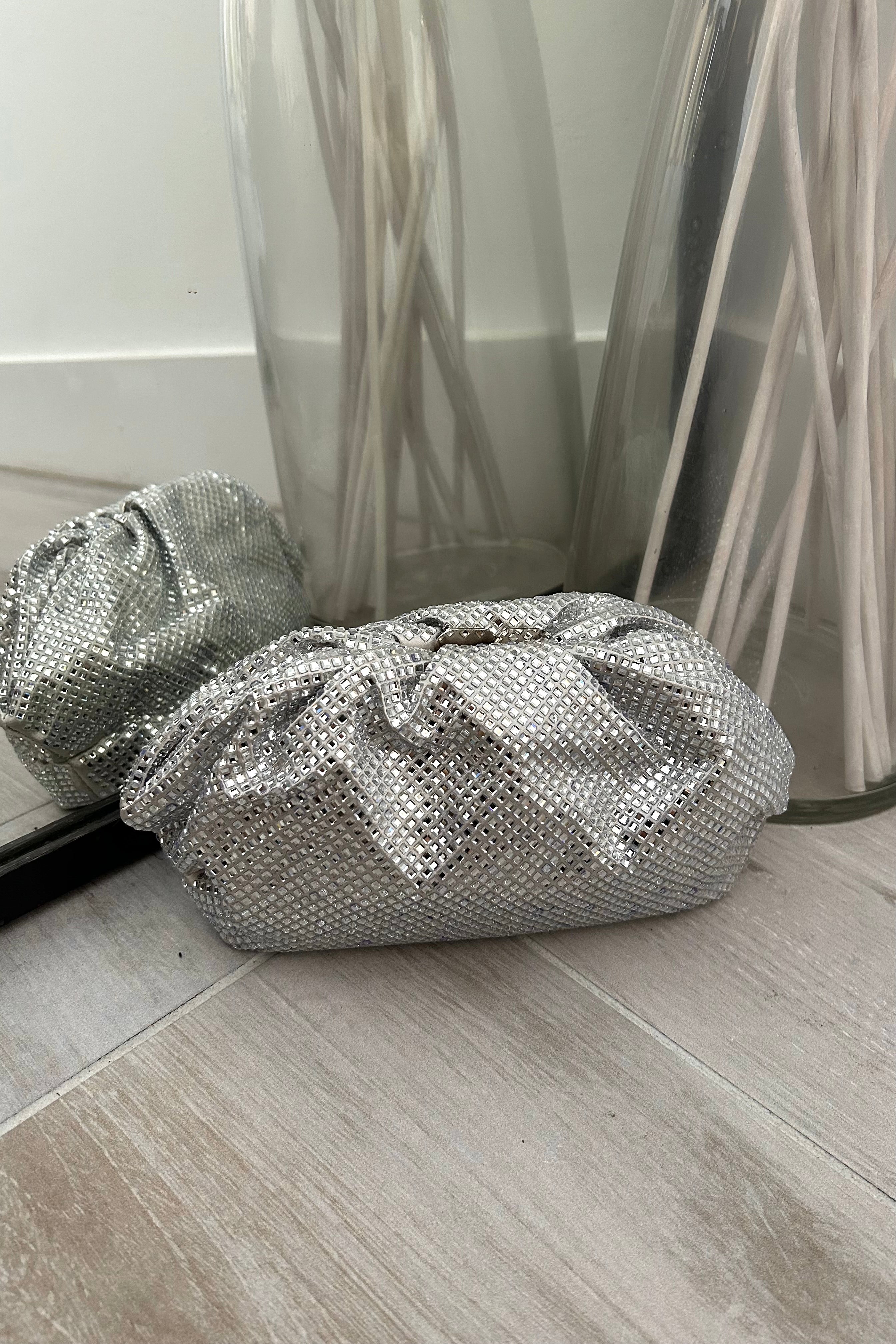 This Silver Rhinestone Pouch Bag will add some sparkle to your life! With its clip closure and removable shoulder strap, it's both practical and stylish. Perfect for a night out or special occasion, this bag is sure to turn heads (and store your essentials)!