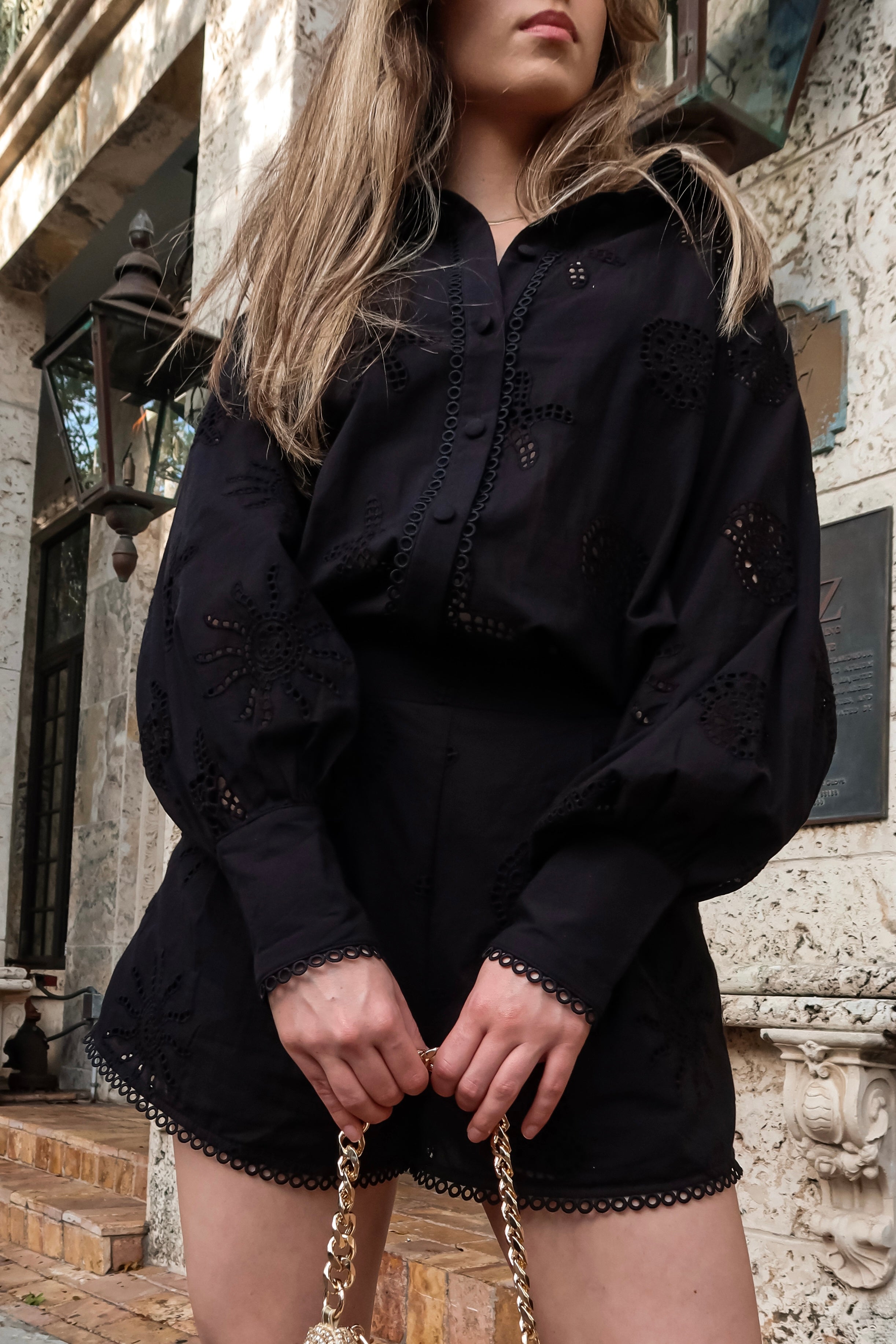 COURTYARD EYELET TOP BLACK