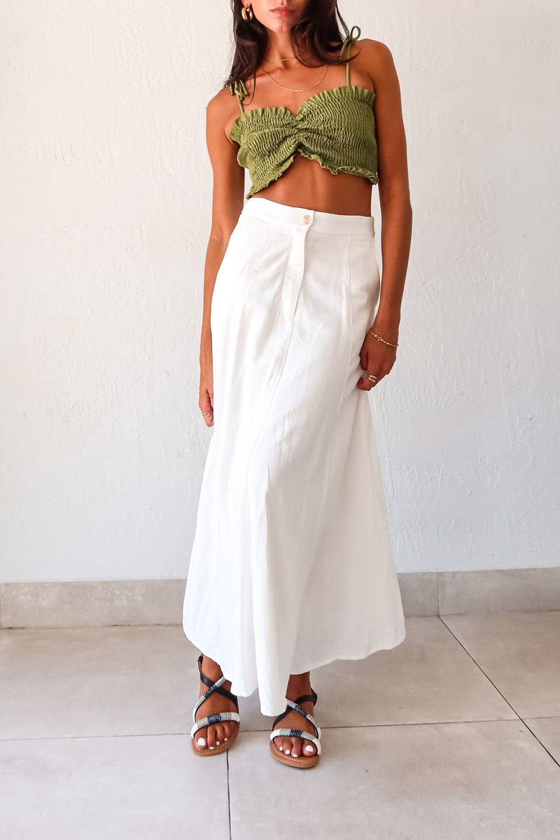 Unleash your inner boho-chic with the MISOMMAR LINEN MAXI SKIRT. Made of breathable white linen, this pleated maxi skirt features convenient front pockets and a secure zipper button closure. The non-stretch fabric adds structure, while the lining ensures comfort. Pair with the Arcadia Smart Crop Top for a trendy and effortlessly stylish look.