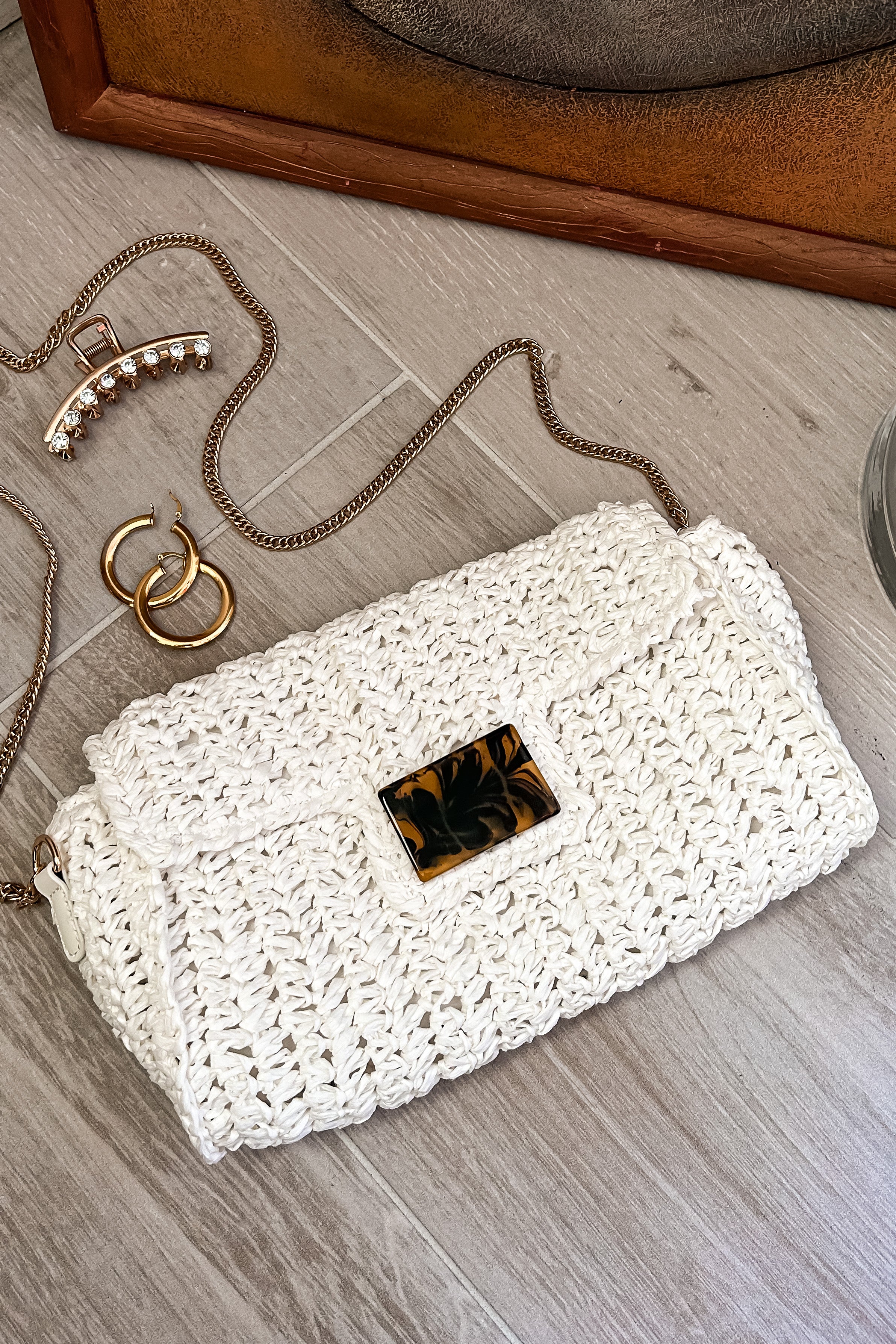 Slay any outfit with our CELIA WOVEN CLUTCH! This white woven purse not only adds texture to your look, but also comes with a removable chain strap and secure front closure. Measuring 11x7x3 inches, it's the perfect clutch to carry all your essentials in style.