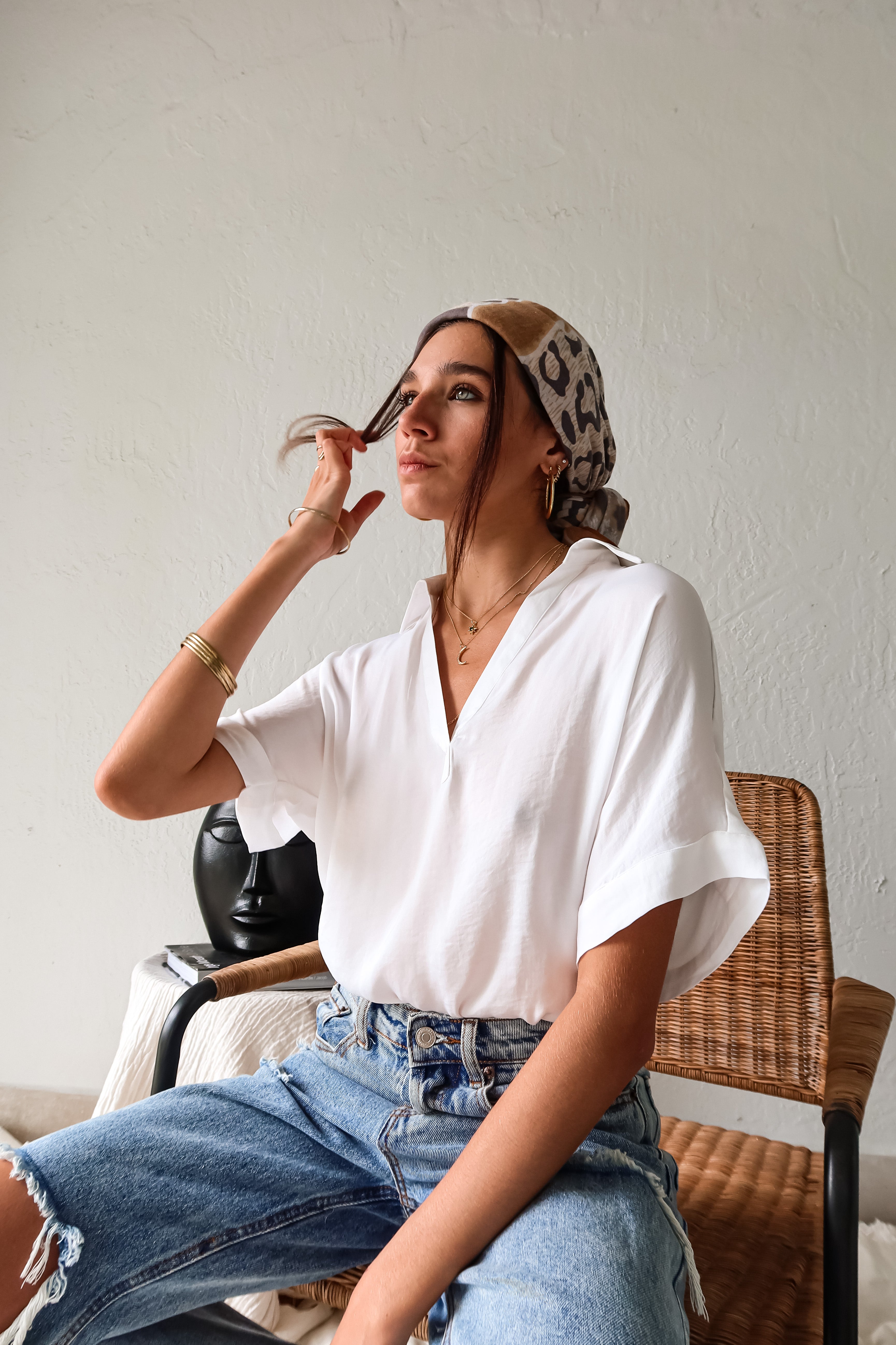  DOWNTOWN BLOUSE in classic white is a best seller for a reason. With a v-neck collared design and lightweight satin feel, this top is effortlessly chic. The cuffed sleeve adds a touch of sophistication. 