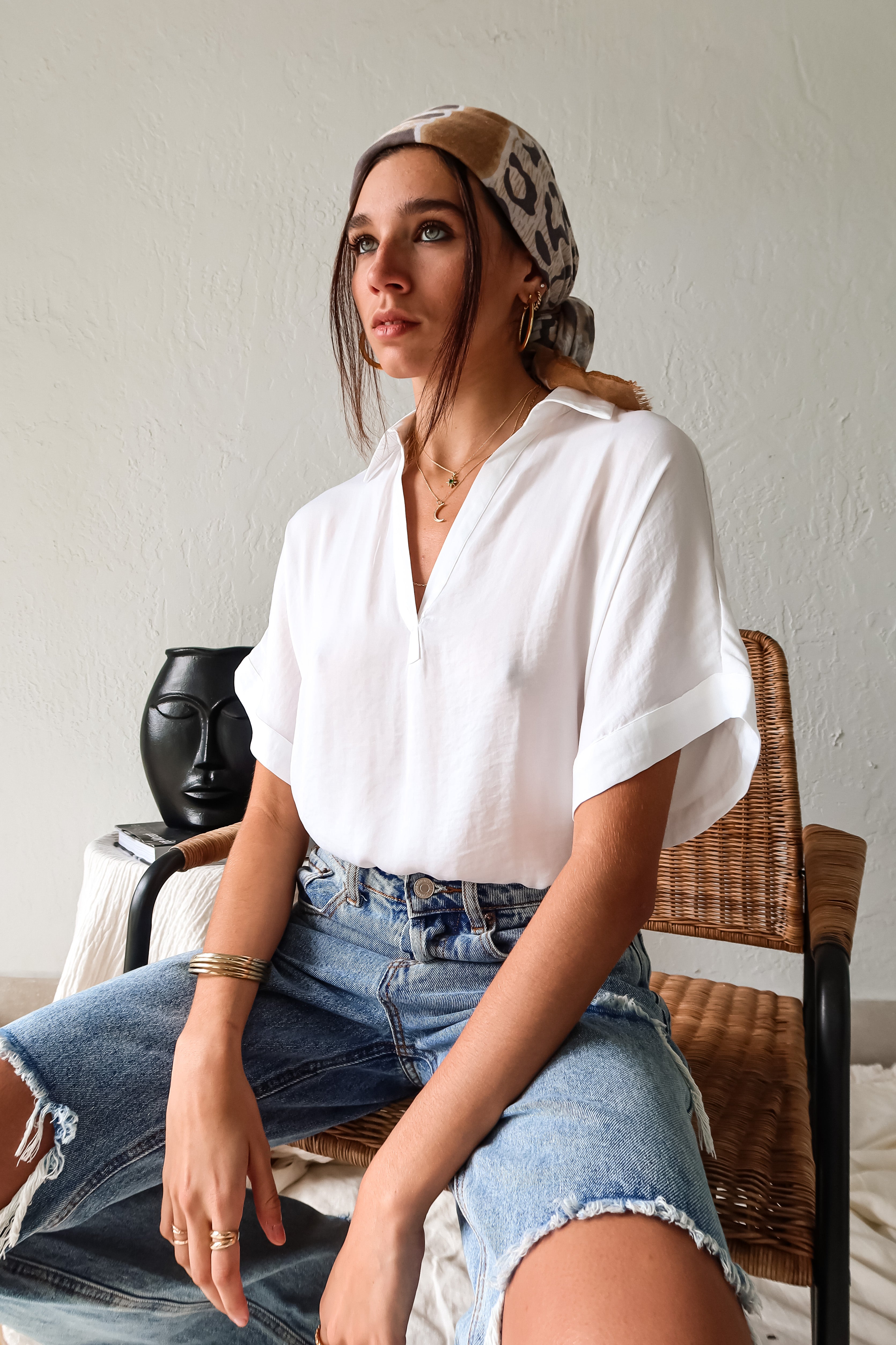  DOWNTOWN BLOUSE in classic white is a best seller for a reason. With a v-neck collared design and lightweight satin feel, this top is effortlessly chic. The cuffed sleeve adds a touch of sophistication. 