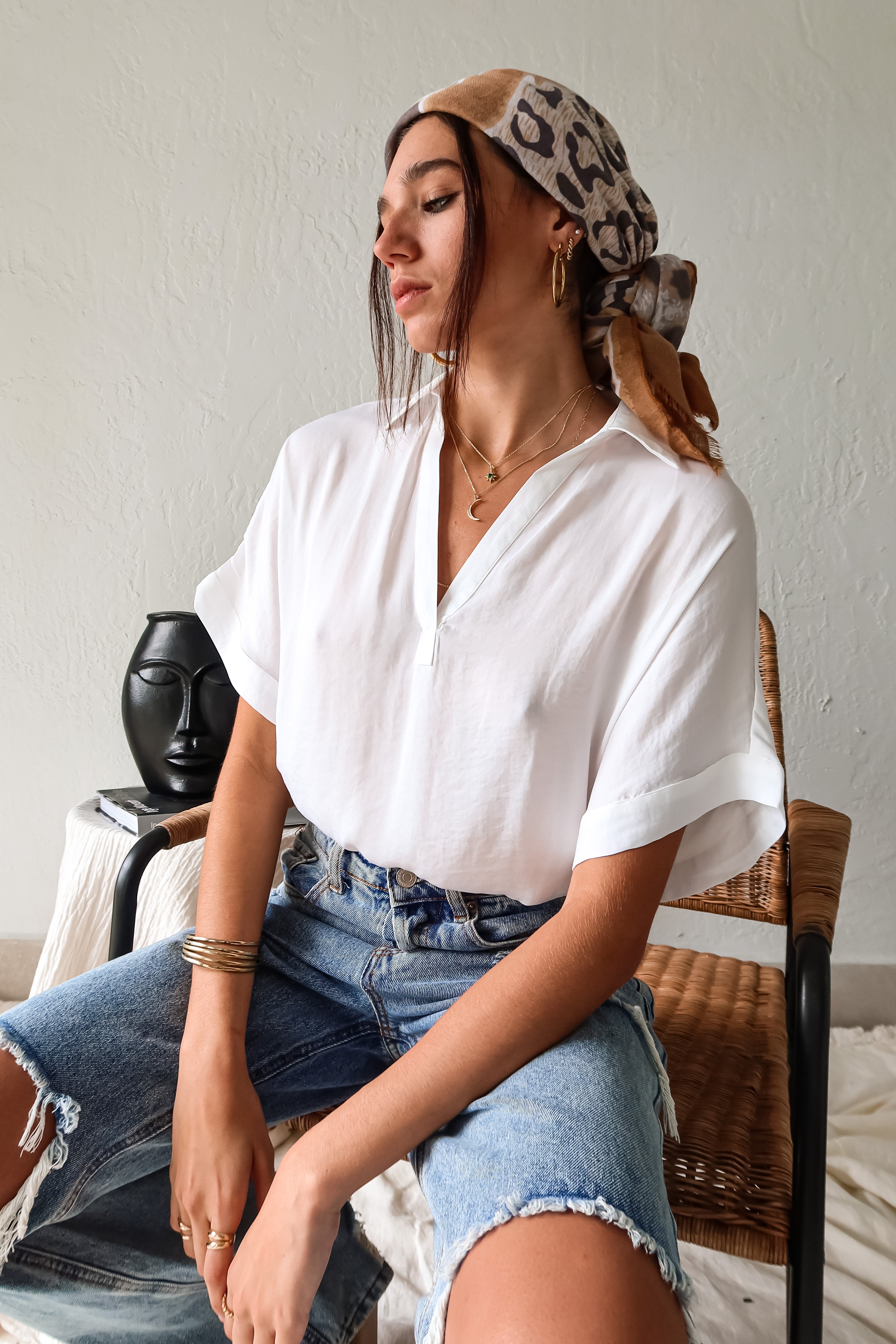  DOWNTOWN BLOUSE in classic white is a best seller for a reason. With a v-neck collared design and lightweight satin feel, this top is effortlessly chic. The cuffed sleeve adds a touch of sophistication. 