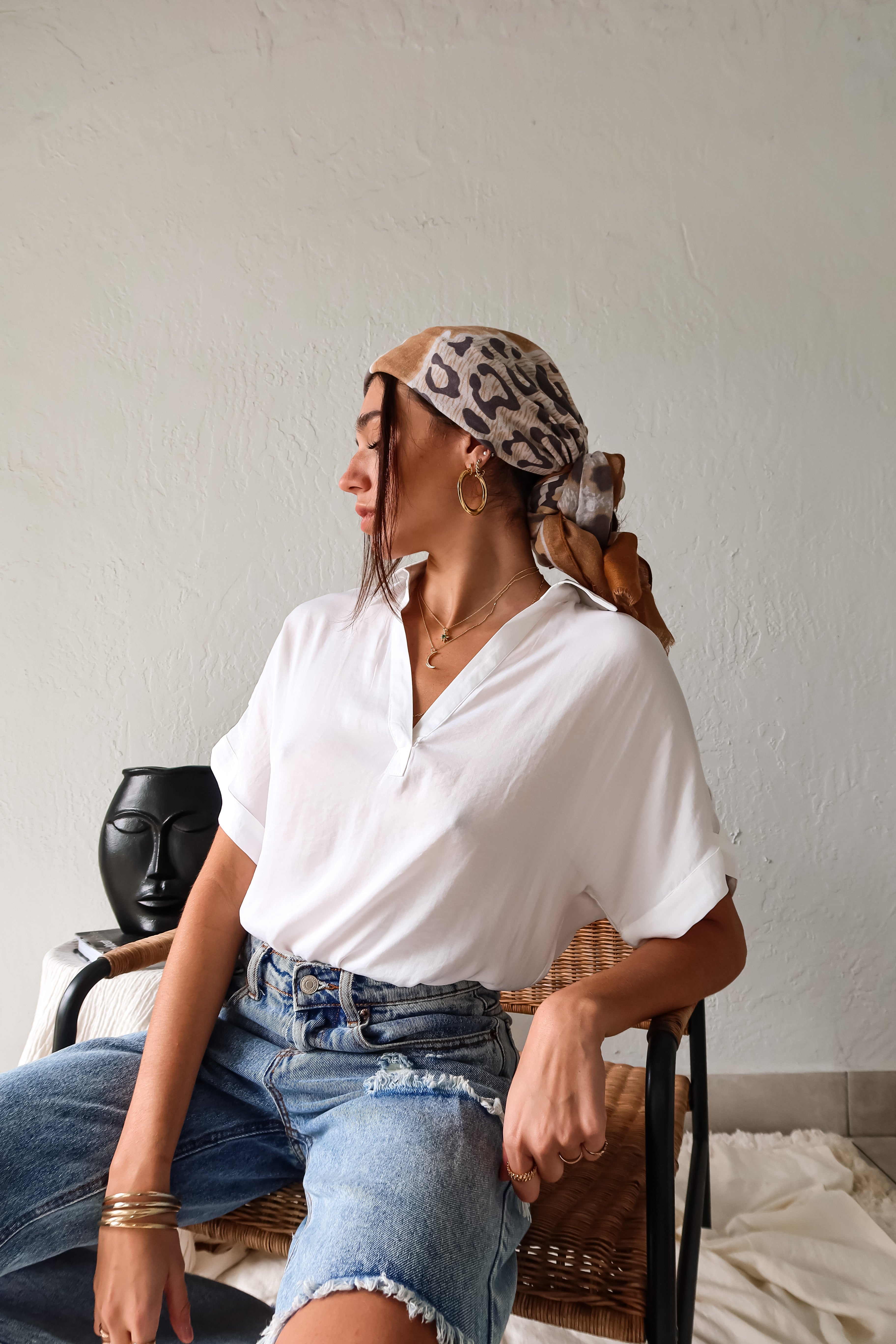  DOWNTOWN BLOUSE in classic white is a best seller for a reason. With a v-neck collared design and lightweight satin feel, this top is effortlessly chic. The cuffed sleeve adds a touch of sophistication. 