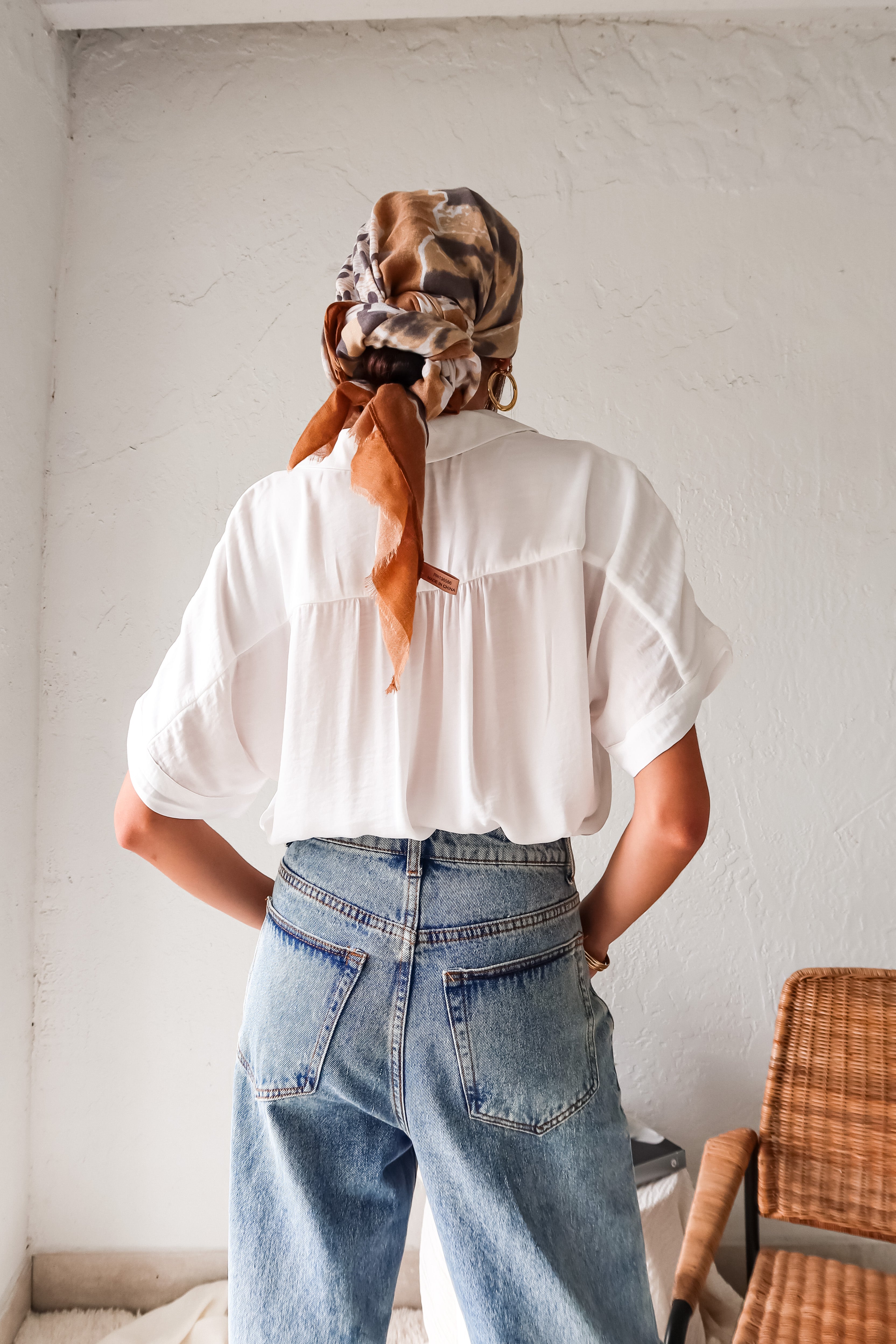  DOWNTOWN BLOUSE in classic white is a best seller for a reason. With a v-neck collared design and lightweight satin feel, this top is effortlessly chic. The cuffed sleeve adds a touch of sophistication. 