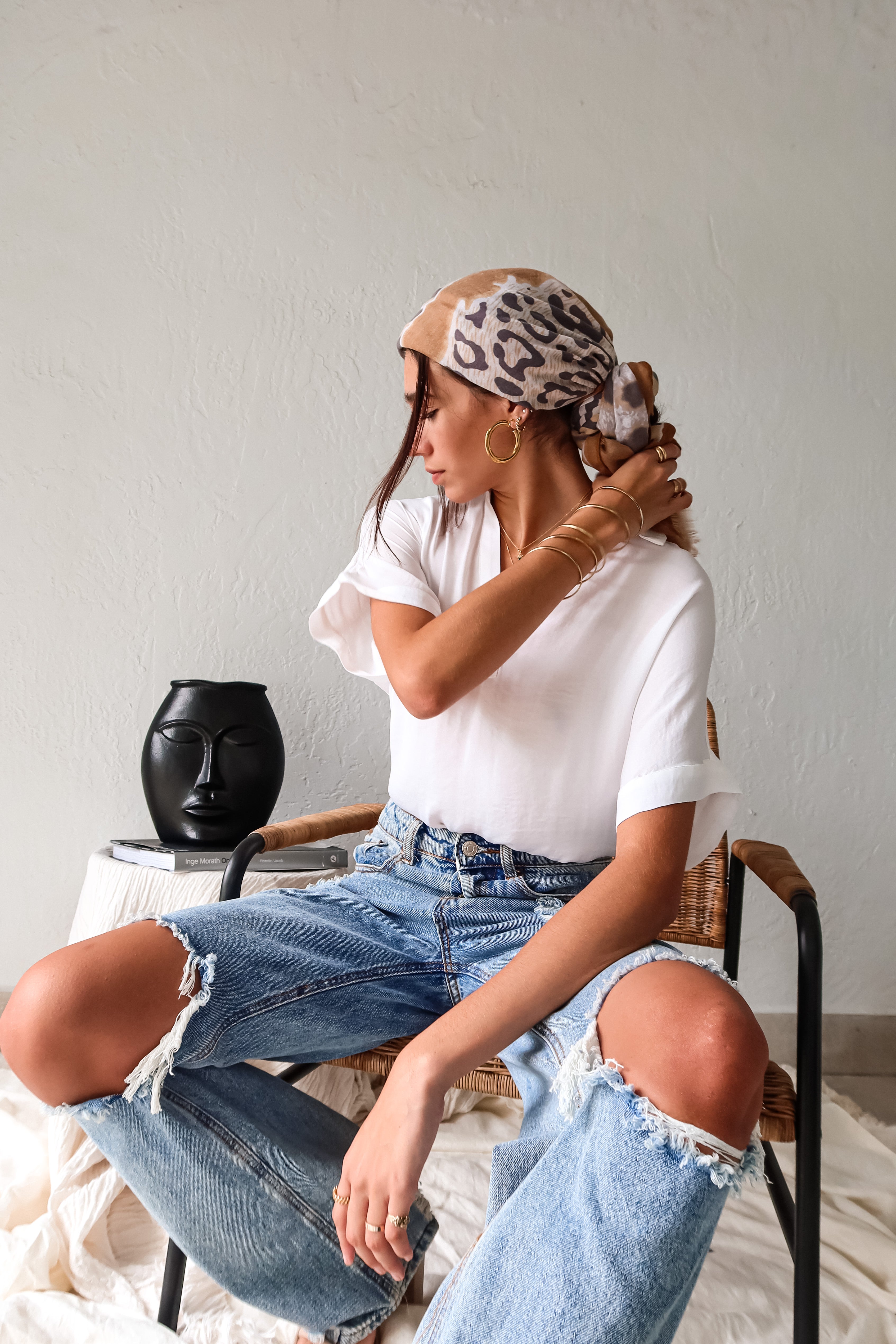  DOWNTOWN BLOUSE in classic white is a best seller for a reason. With a v-neck collared design and lightweight satin feel, this top is effortlessly chic. The cuffed sleeve adds a touch of sophistication. 